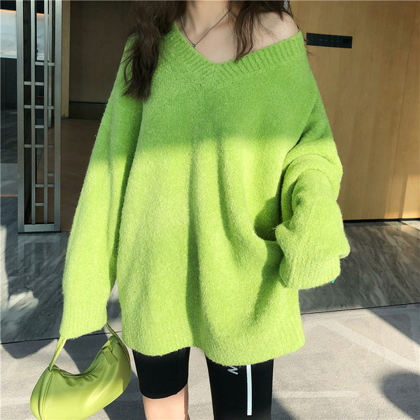 Garš sieviešu džemperis ar V veida kakla izgriezumu - plats modelis