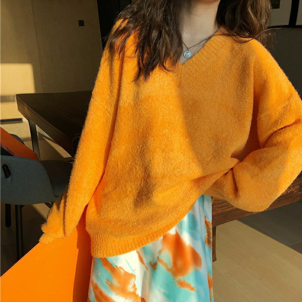 Garš sieviešu džemperis ar V veida kakla izgriezumu - plats modelis