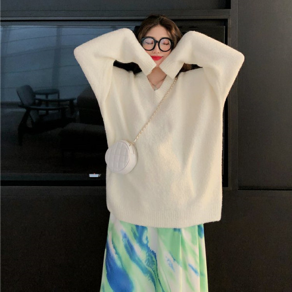 Garš sieviešu džemperis ar V veida kakla izgriezumu - plats modelis