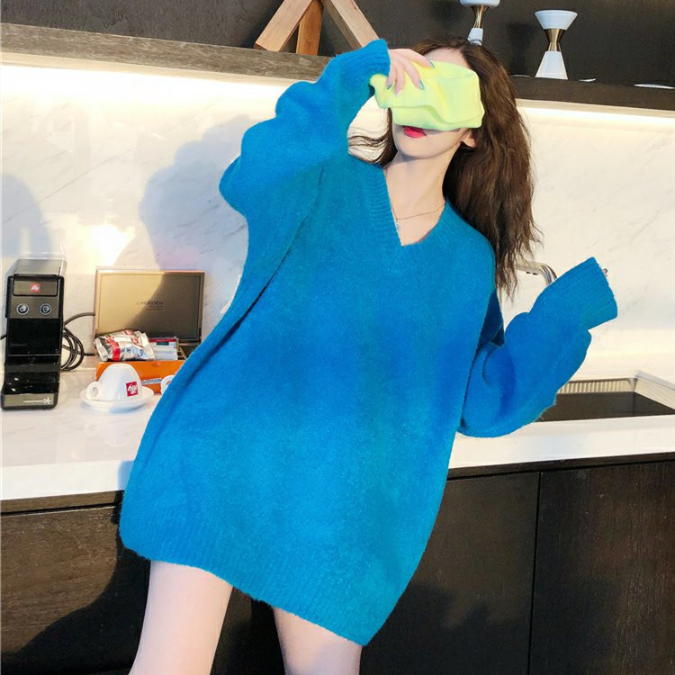 Garš sieviešu džemperis ar V veida kakla izgriezumu - plats modelis