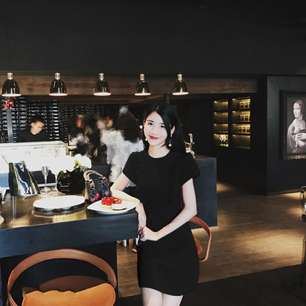 Dabartinė moteriška suknelė trumpomis rankovėmis ir kaklaraiščiais