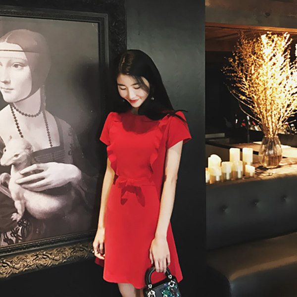 Dabartinė moteriška suknelė trumpomis rankovėmis ir kaklaraiščiais