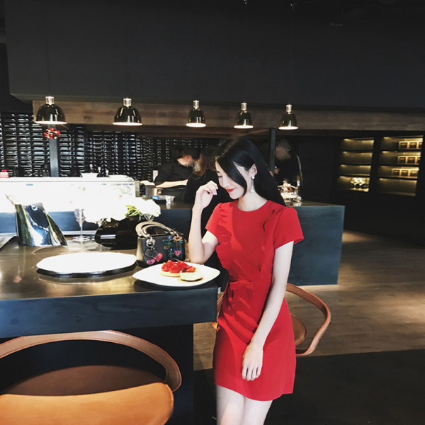 Dabartinė moteriška suknelė trumpomis rankovėmis ir kaklaraiščiais