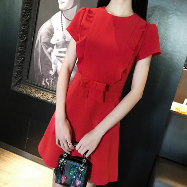 Dabartinė moteriška suknelė trumpomis rankovėmis ir kaklaraiščiais