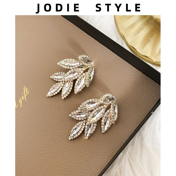 Stílusos lógó női fülbevaló kövekkel