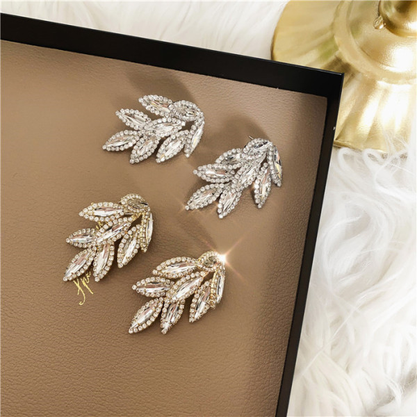 Stílusos lógó női fülbevaló kövekkel