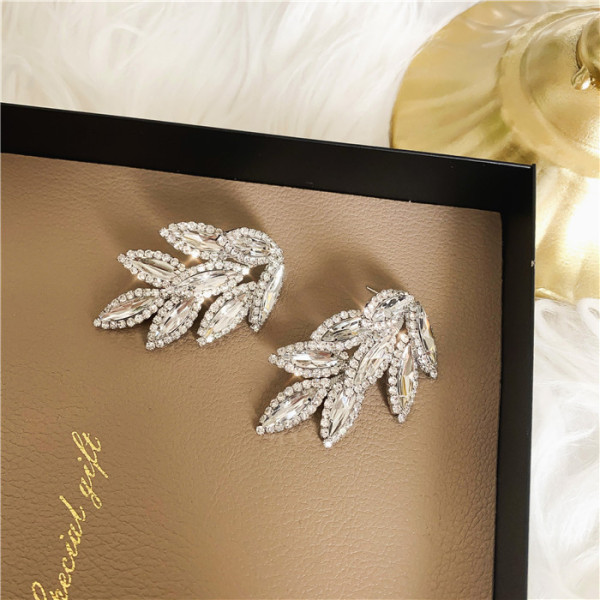 Stílusos lógó női fülbevaló kövekkel