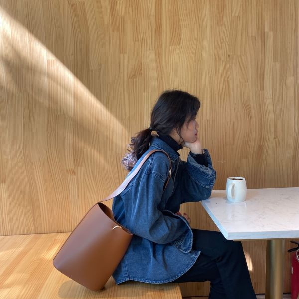 Klasikinio modelio moteriški mėlyni džinsiniai marškinėliai