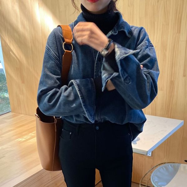 Klasikinio modelio moteriški mėlyni džinsiniai marškinėliai