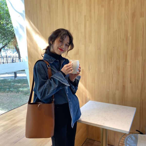 Klasikinio modelio moteriški mėlyni džinsiniai marškinėliai