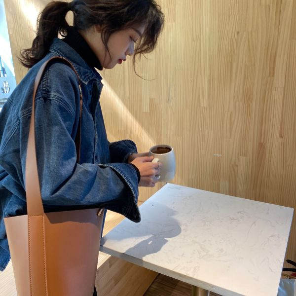 Klasikinio modelio moteriški mėlyni džinsiniai marškinėliai