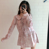 Pavasarinė moteriška suknelė ilgomis rankovėmis ir kaklaraiščiais