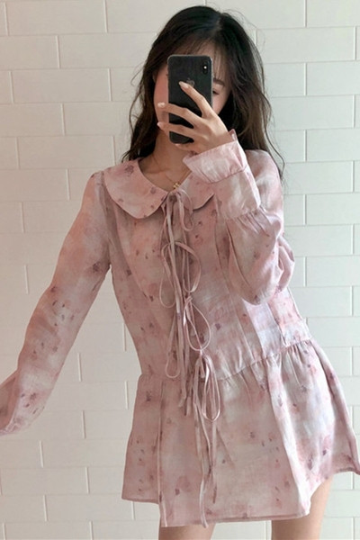 Pavasarinė moteriška suknelė ilgomis rankovėmis ir kaklaraiščiais