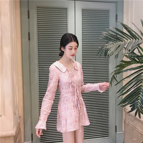 Pavasarinė moteriška suknelė ilgomis rankovėmis ir kaklaraiščiais