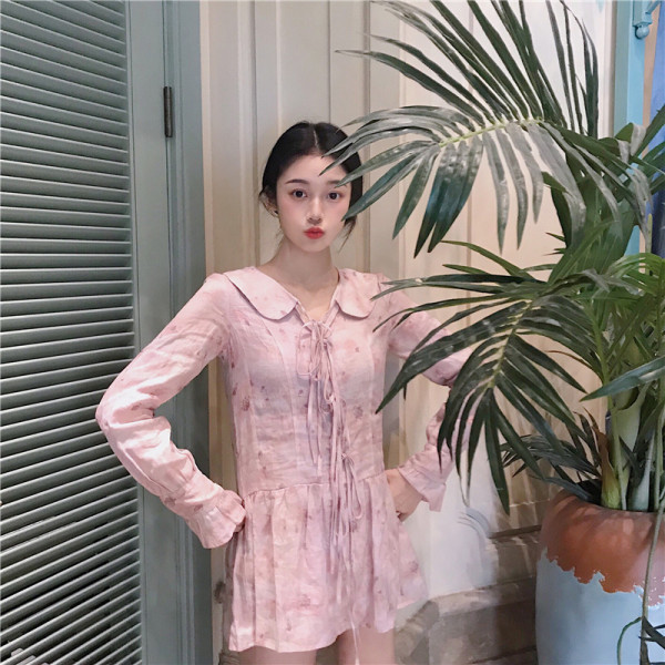 Pavasarinė moteriška suknelė ilgomis rankovėmis ir kaklaraiščiais