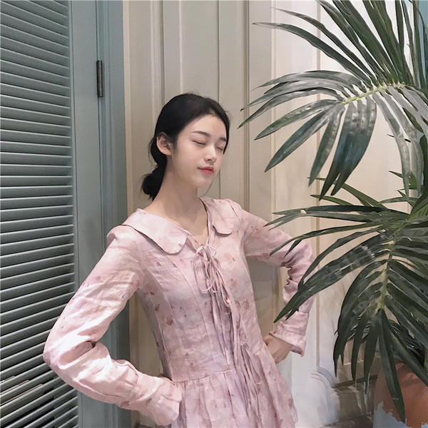 Pavasarinė moteriška suknelė ilgomis rankovėmis ir kaklaraiščiais