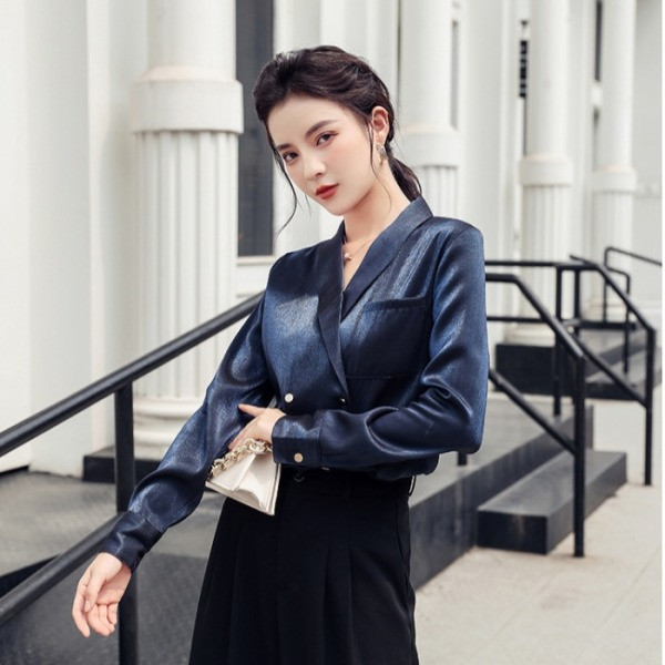 Naiste satiinist särk nööpide ja spitsikaelusega