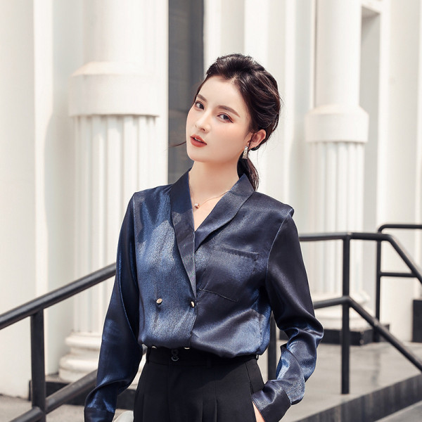 Naiste satiinist särk nööpide ja spitsikaelusega