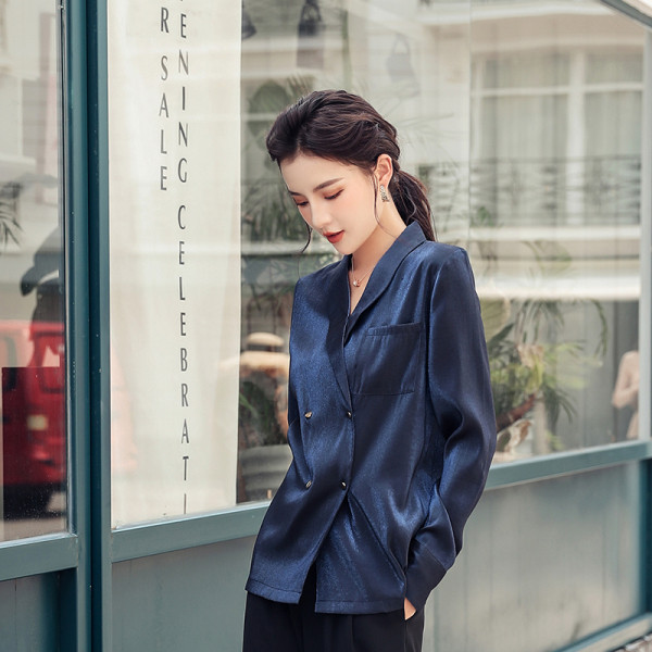 Naiste satiinist särk nööpide ja spitsikaelusega