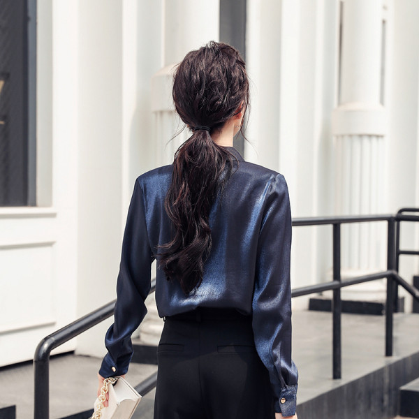 Naiste satiinist särk nööpide ja spitsikaelusega