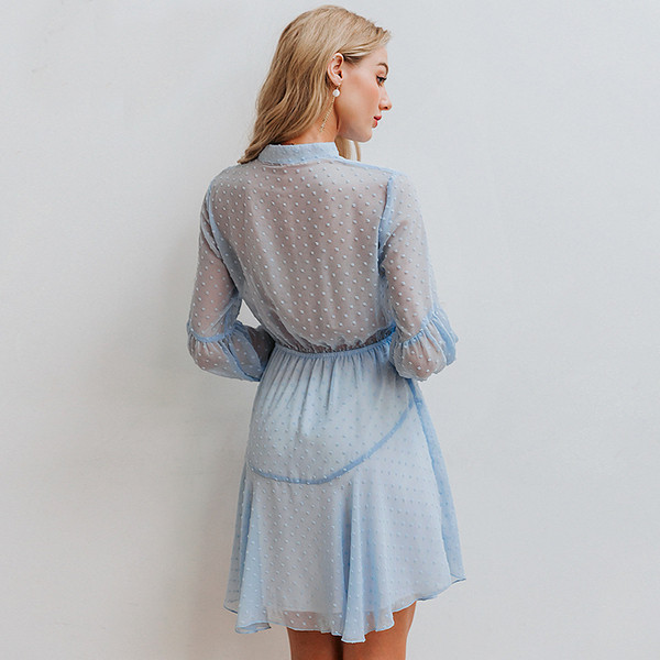 Modern női rövid ruha hosszú ujjal, magas gallérral és nyakkendővel