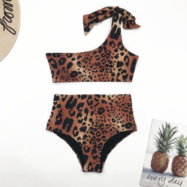 Modernus dviejų dalių maudymosi kostiumėlis su leopardo raštu ir vienu dirželiu