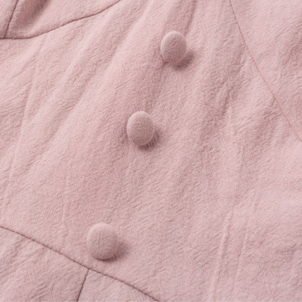 Moteriškas laisvalaikio kombinezonas trumpomis rankovėmis ir sagomis