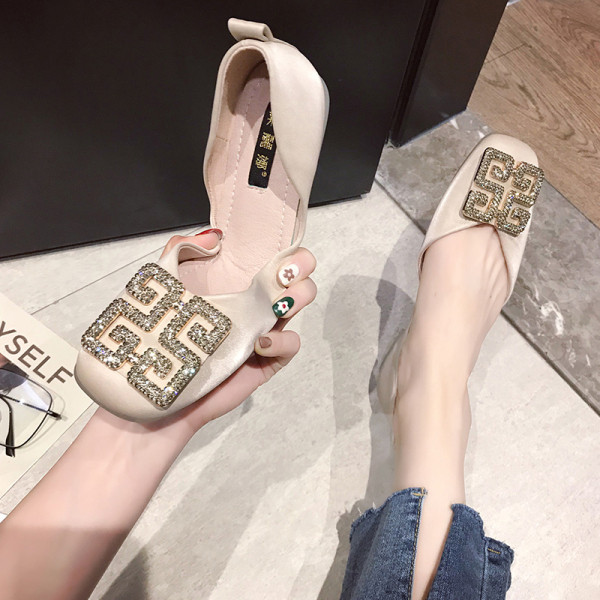 Sieviešu ikdienas apavi ar plakanu zoli un metāla sprādzi