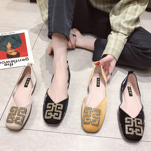 Sieviešu ikdienas apavi ar plakanu zoli un metāla sprādzi