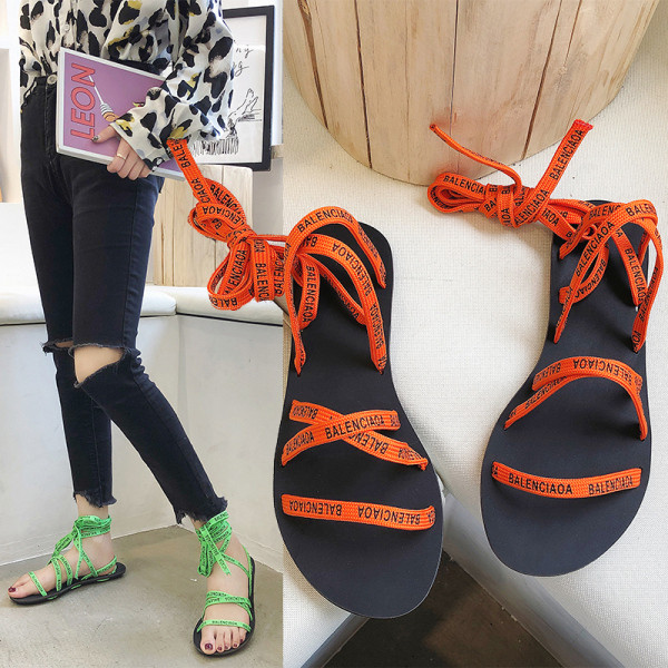 Női alkalmi szandál színes pántokkal