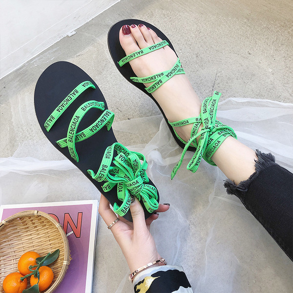 Női alkalmi szandál színes pántokkal