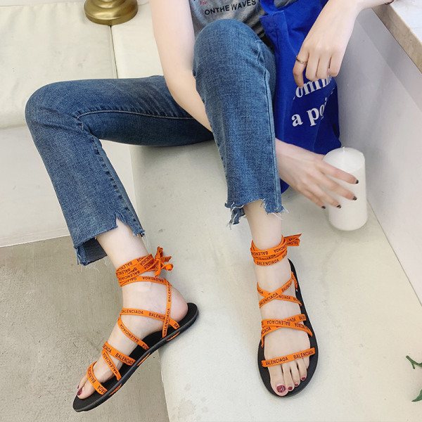 Női alkalmi szandál színes pántokkal