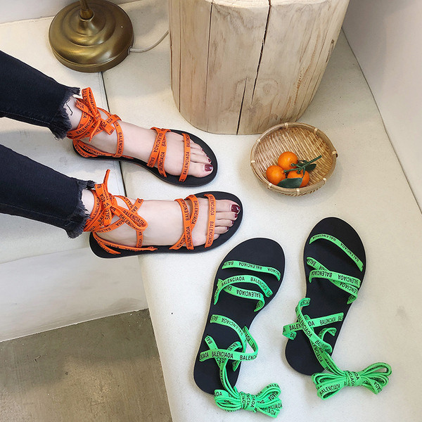 Női alkalmi szandál színes pántokkal