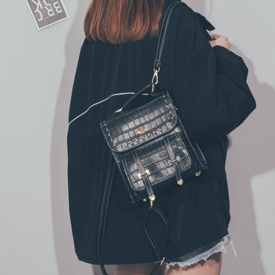 Šiuolaikinė moteriška odinė kuprinė su reljefine danga ir metalo apdaila