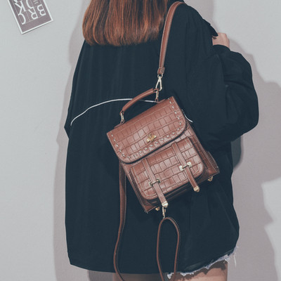 Šiuolaikinė moteriška odinė kuprinė su reljefine danga ir metalo apdaila