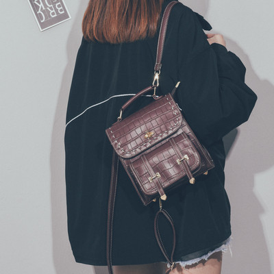 Šiuolaikinė moteriška odinė kuprinė su reljefine danga ir metalo apdaila