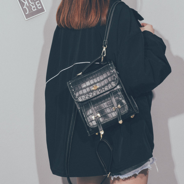 Šiuolaikinė moteriška odinė kuprinė su reljefine danga ir metalo apdaila