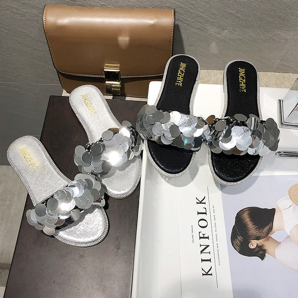 Căști moderne de damă cu talpă plată și element cu paiete