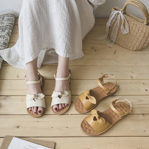 Sieviešu ādas sandales ar plakanu zoli un ādas siksniņu