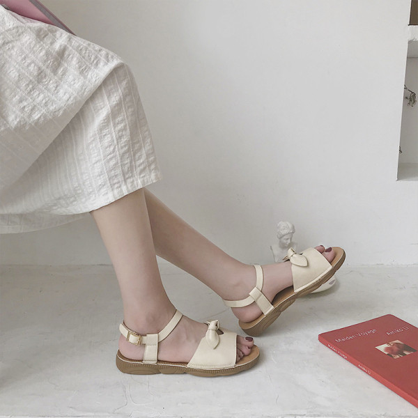 Sieviešu ādas sandales ar plakanu zoli un ādas siksniņu