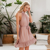 Stilinga trumpa moteriška suknelė apnuogintais pečiais ir diržu