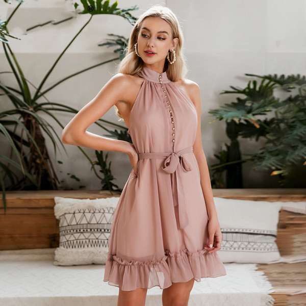 Stilinga trumpa moteriška suknelė apnuogintais pečiais ir diržu