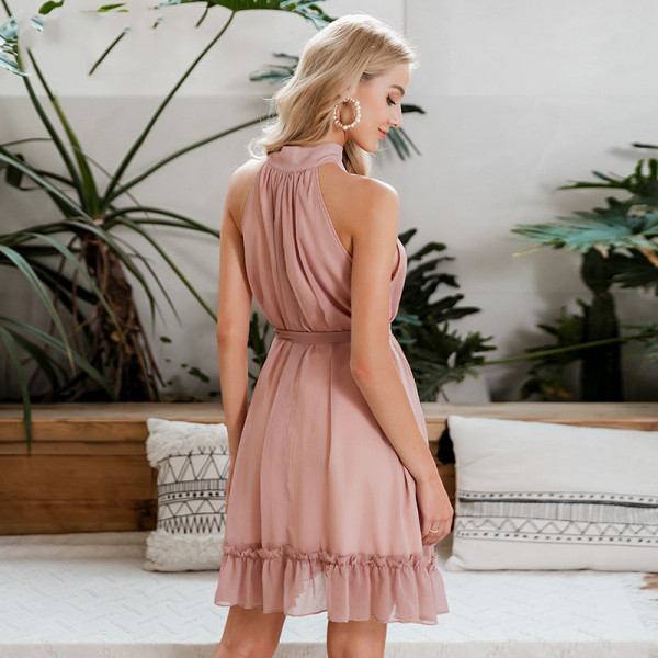 Stilinga trumpa moteriška suknelė apnuogintais pečiais ir diržu