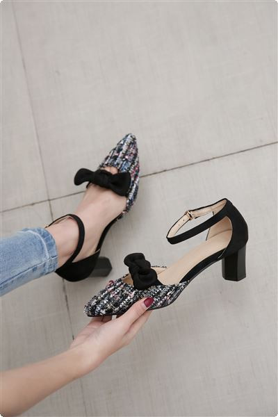 Elegáns női textil szandál szalaggal