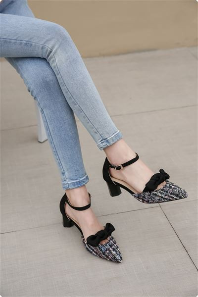 Elegáns női textil szandál szalaggal