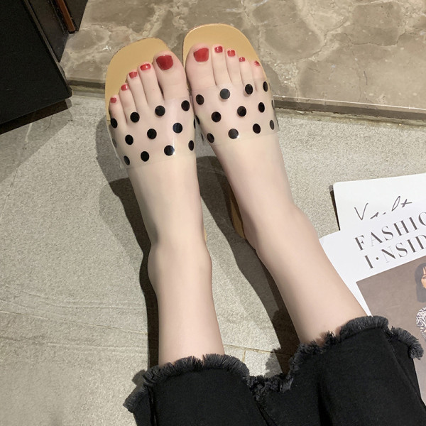 Moteriškos vasarinės šlepetės su silikoniniu dirželiu ir lygiu padu