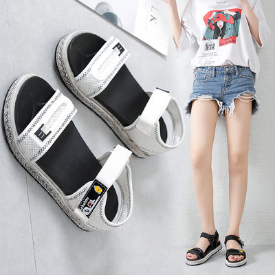 Moteriškos laisvalaikio basutės plokščiu padu ir lipniais lopais