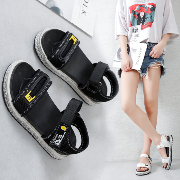 Moteriškos laisvalaikio basutės plokščiu padu ir lipniais lopais