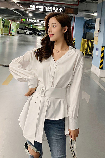 Asimetriški moteriški marškiniai su špicine iškirpte ir dirželiu