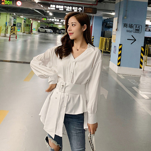 Asimetriški moteriški marškiniai su špicine iškirpte ir dirželiu